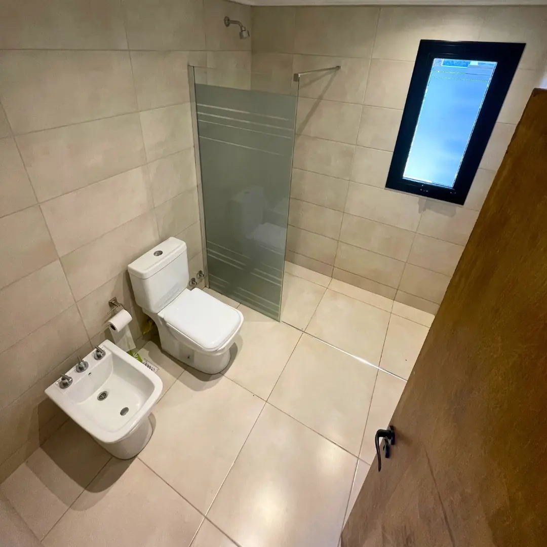 El baño grande de arriba.