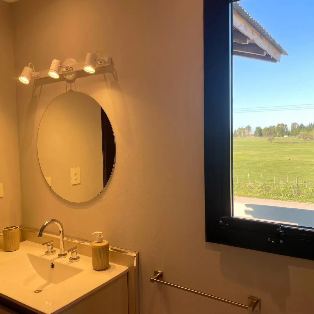 El baño con la luz de la tarde.
