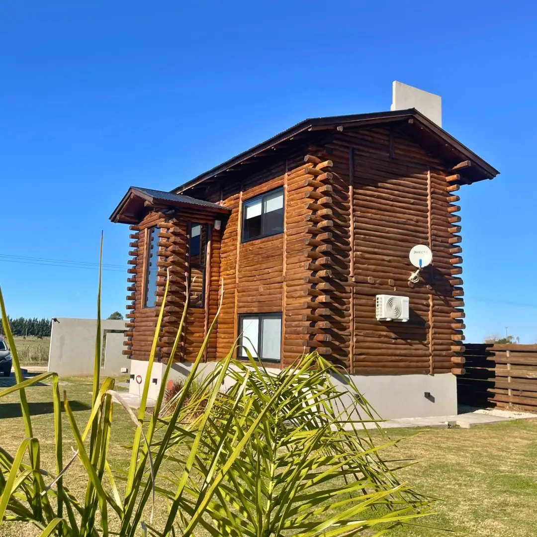 La cabaña de costado.