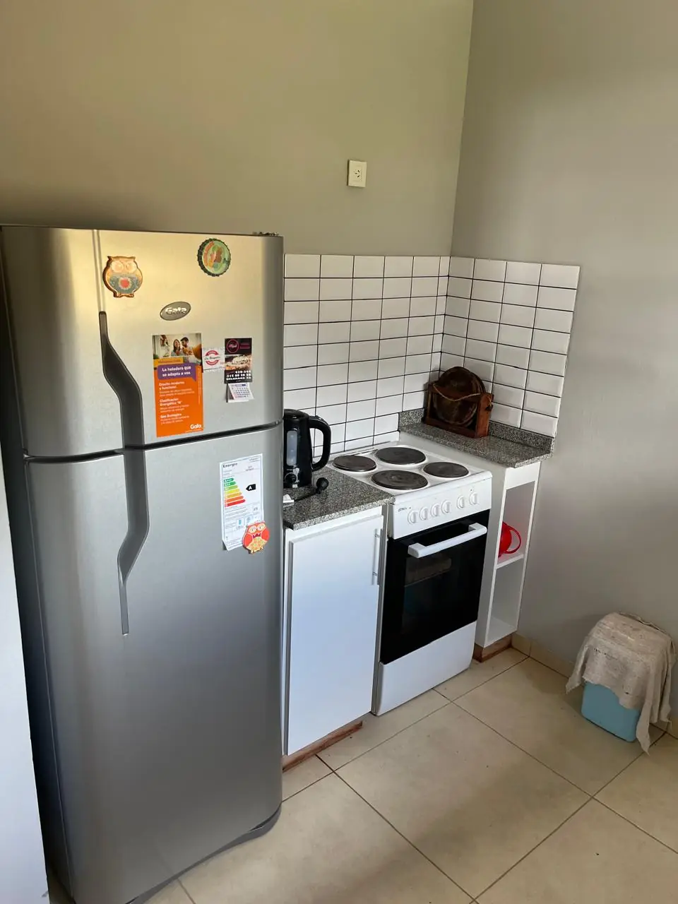 La heladera, el anafe y el horno.