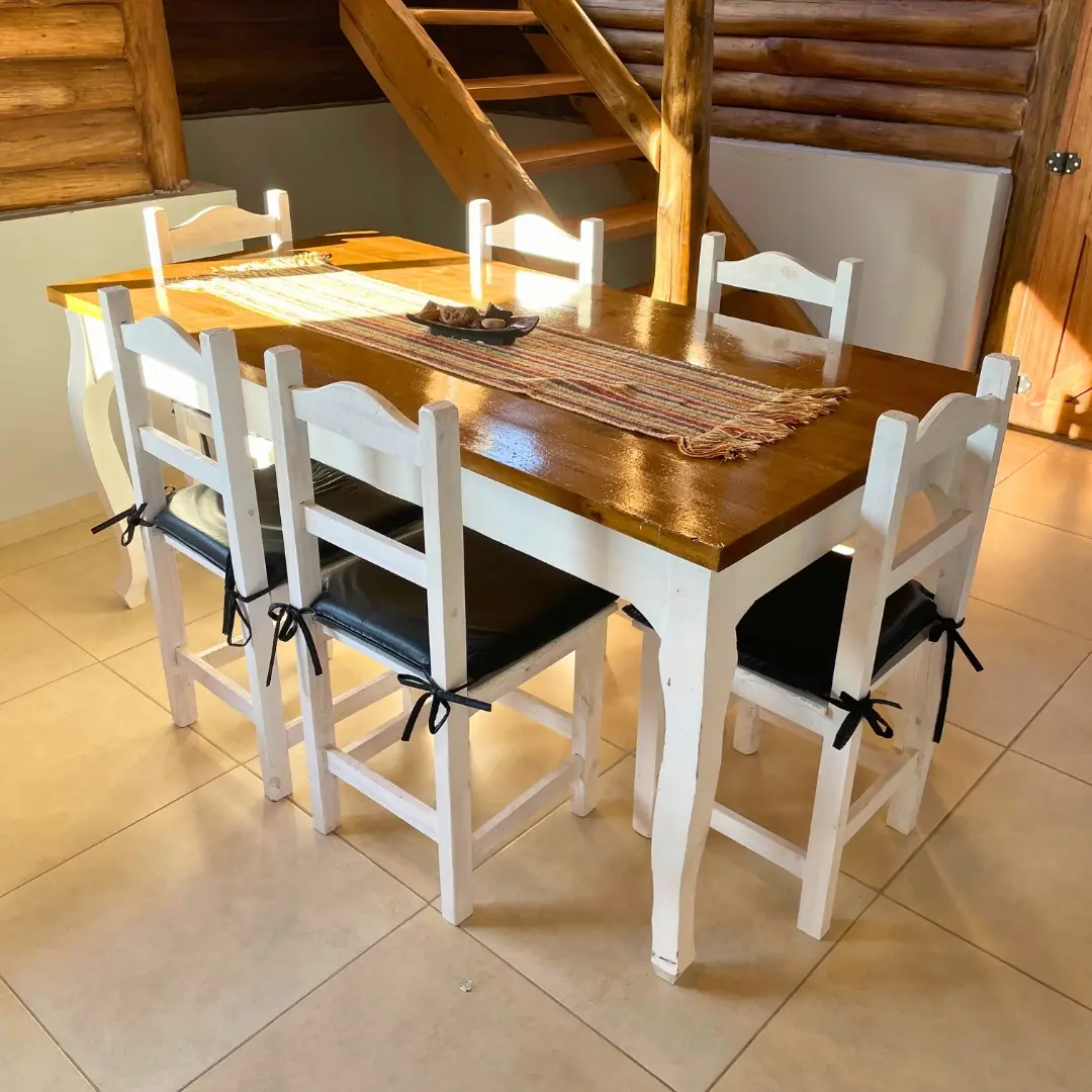 La mesa del comedor, para seis.