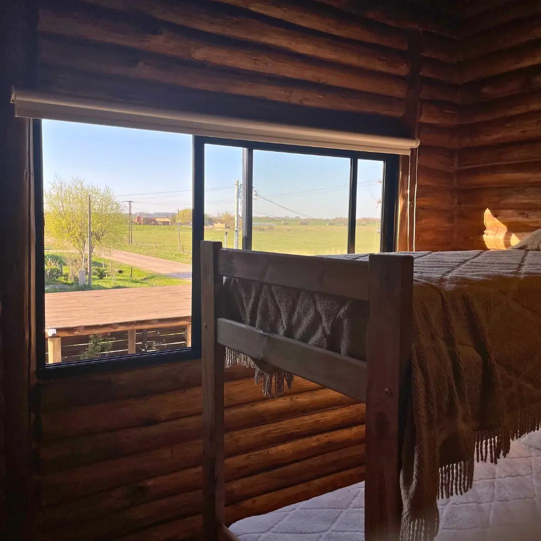 La habitación para cuatro, con la ventana.