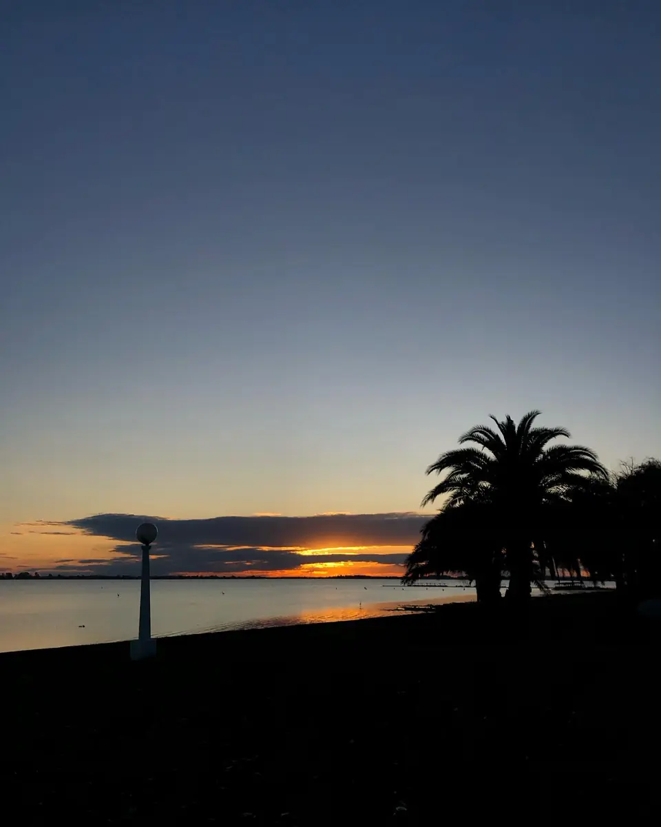 Atardecer en la laguna de Chascomús, a 10 minutos.