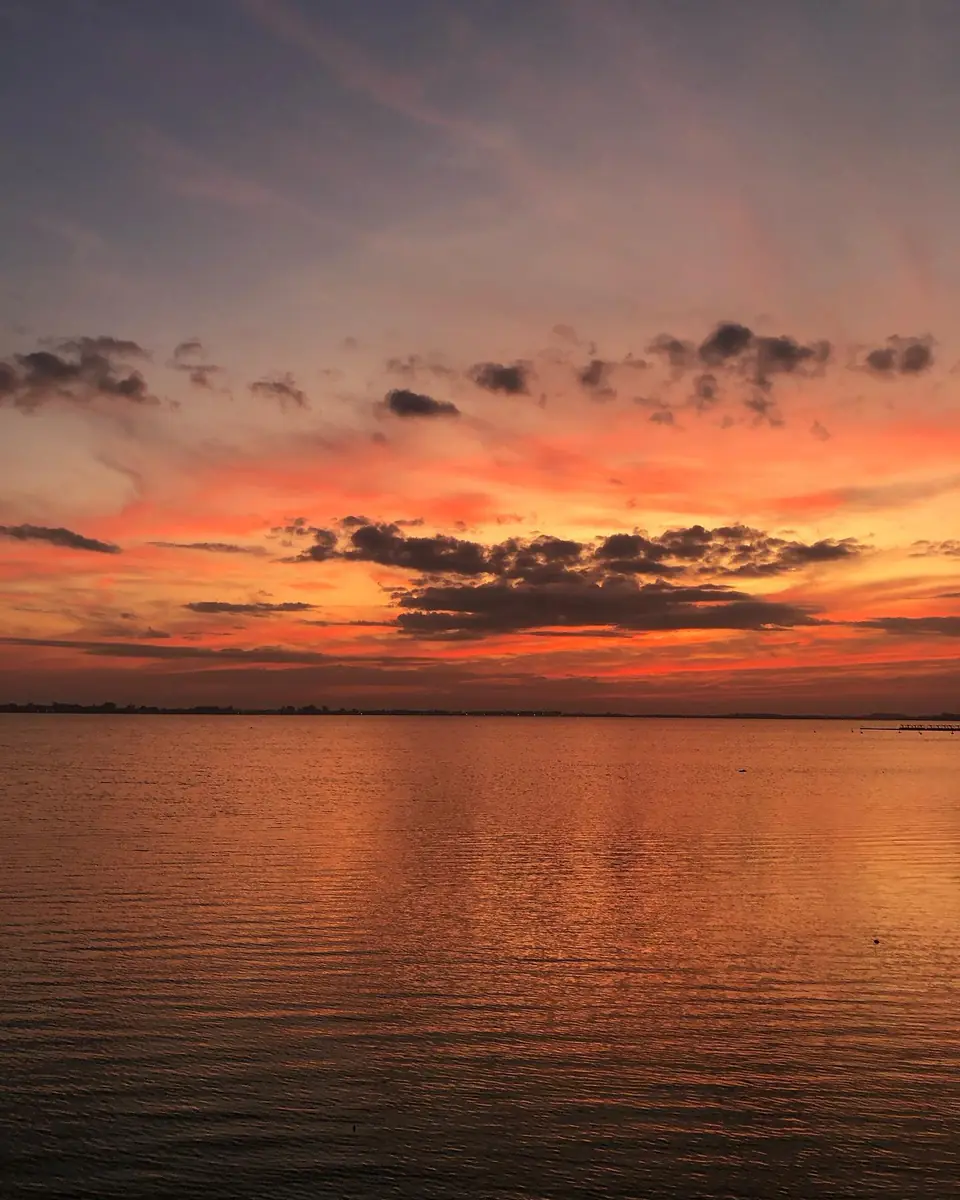 Atardecer naranja sobre la laguna de Chascomús.