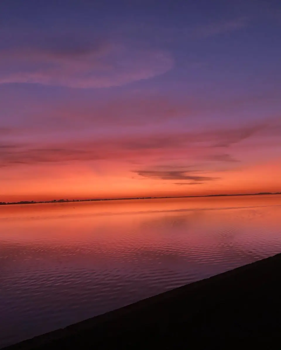 El cielo violeta sobre la laguna.