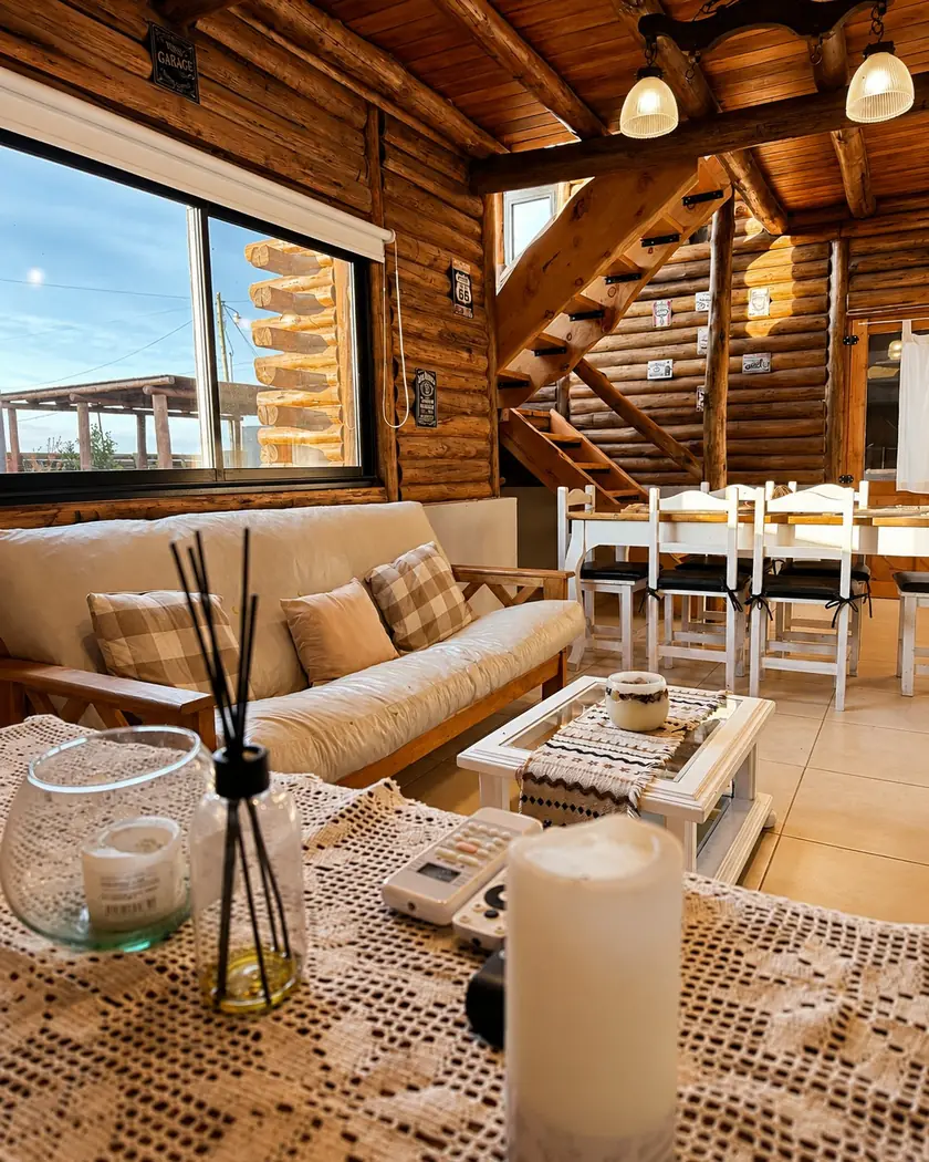 El living comedor de troncos con la escalera.