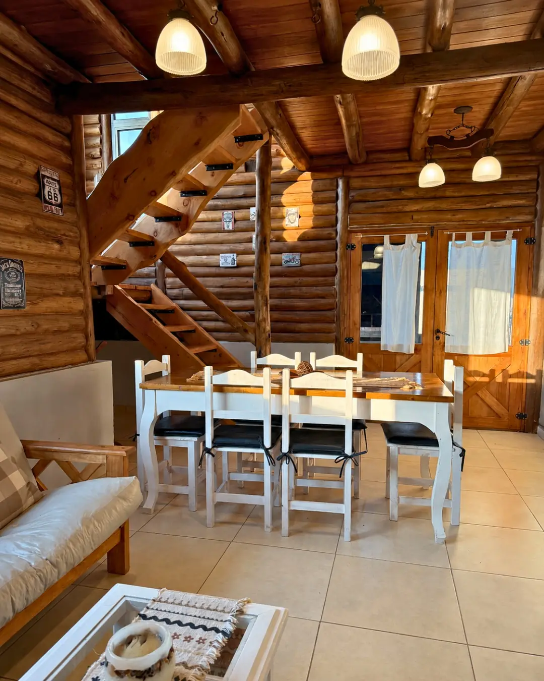 El living comedor con la escalera de troncos y la mesa.
