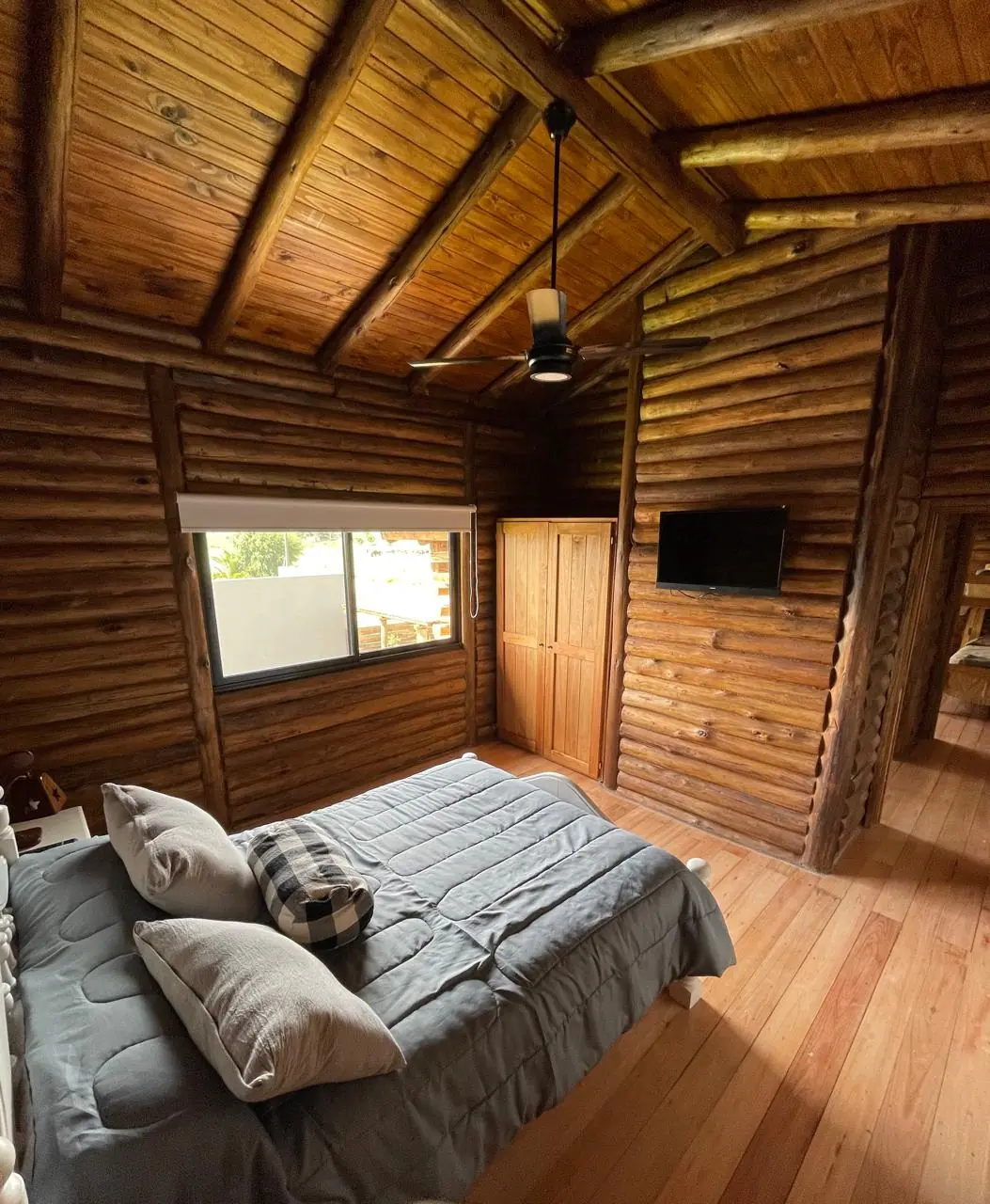 La matrimonial, con el techo de madera.