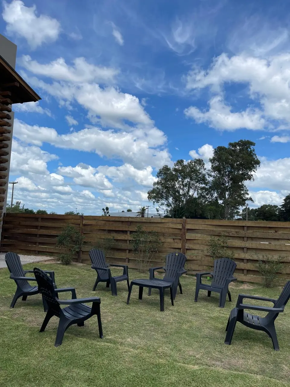 Los sillones del parque bajo el cielo.