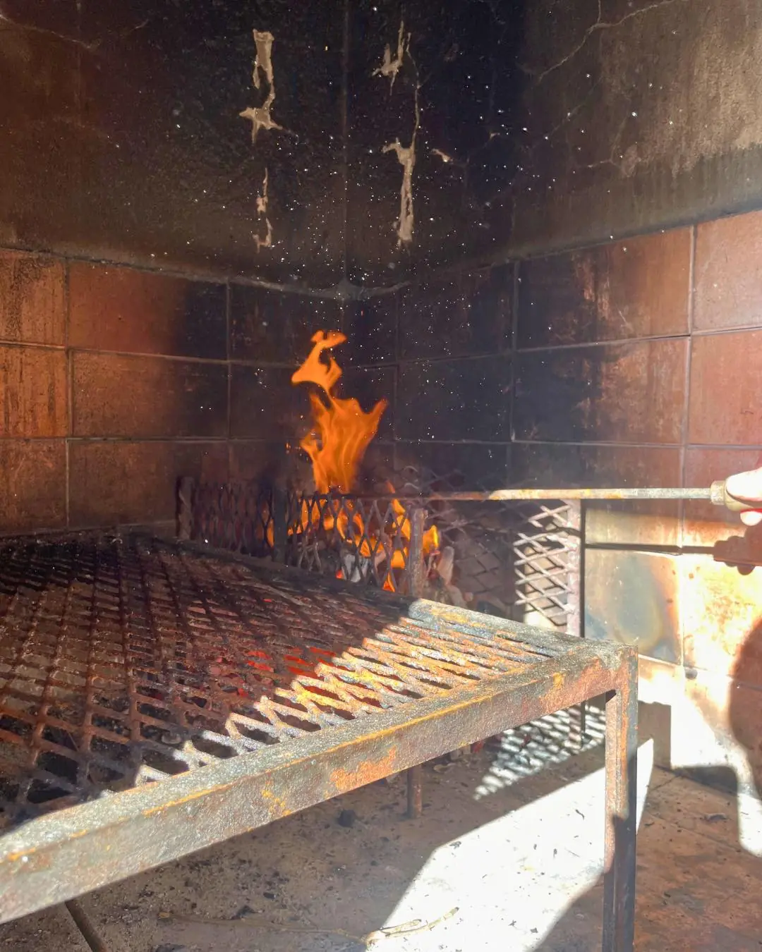 El fuego encendido en la parrilla de la galería.