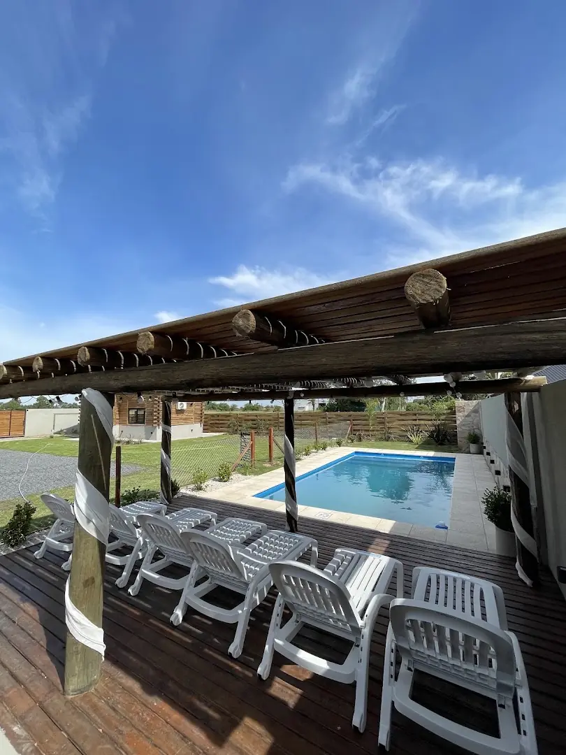 El deck y la pérgola junto a la pileta.